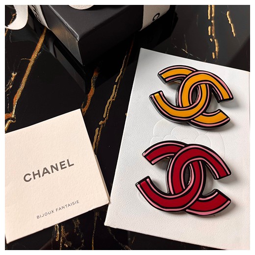 [홍콩명품.CHANEL] 샤넬 23SS 로고 2컬러 브로치, ET1677, BLF, 홍콩명품가방,명품쇼핑몰,크로스백,핸드백,구매대행,무브타임