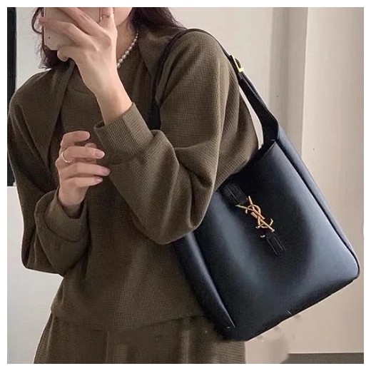 [홍콩명품.YSL] 입생로랑 24SS 로고 금장 레더 가죽 스몰 호보백 (블랙), BGM2885, 홍콩명품가방,명품쇼핑몰,크로스백,핸드백,구매대행,무브타임
