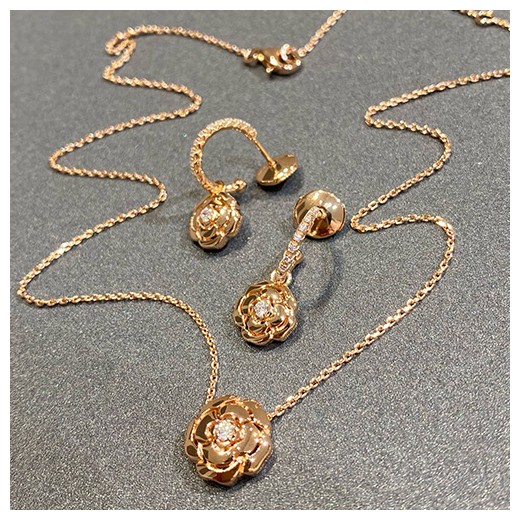 [홍콩명품.CHANEL] 샤넬 24SS 로고 로즈 CAMELIA 다이아 장식 목걸이 (골드), ET2481, NNT, 홍콩명품가방,명품쇼핑몰,크로스백,핸드백,구매대행,무브타임