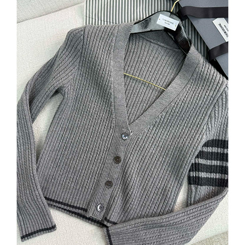 [홍콩명품.THOME BROWNE] 톰브라운 25SS 로고 여성 4바 V넥 니트 가디건 (3컬러), BM19596, 13C, 홍콩명품의류,구매대행,온라인명품