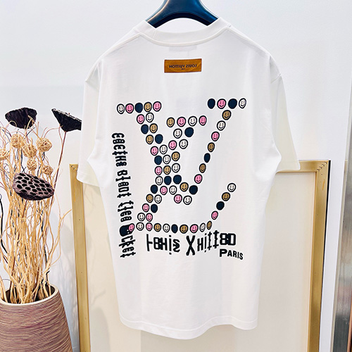 [홍콩명품.LOUIS VUITTON] 루이비통 25SS 로고 그래픽 프린트 반팔 티셔츠 (화이트), BM19689, YS, 홍콩명품의류,구매대행,온라인명품
