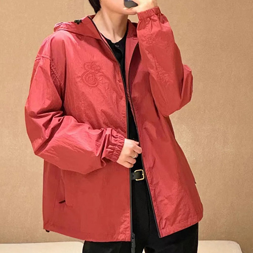 [홍콩명품.Burberry] 버버리 25SS 로고 자수 후드 바람막이 자켓 (레드), BM19789, KB, 홍콩명품의류,구매대행,온라인명품