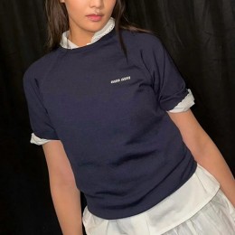 [홍콩명품,MIU MIU] 미우미우 25SS 로고 여성 니트 반팔 티셔츠 (네이비), BM19831, 13C, 홍콩명품의류,구매대행,온라인명품