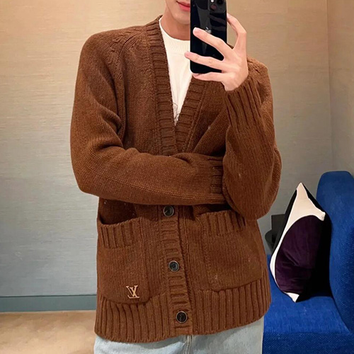 [홍콩명품.LOUIS VUITTON] 루이비통 25SS 로고 V넥 니트 가디건 (브라운), BM19929, KK, 홍콩명품의류,구매대행,온라인명품