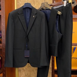 [홍콩명품.LOUIS VUITTON] 루이비통 25SS 로고 브로치 정장 수트 - 자켓,조끼,팬츠 3PCS (블랙), BM20003, S1F, 홍콩명품의류,구매대행,온라인명품