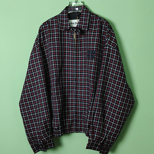 [홍콩명품,MIU MIU] 미우미우 25SS 로고 체크패턴 카라 봄버 자켓 (레드-네이비), BM20048, JL, 홍콩명품의류,구매대행,온라인명품