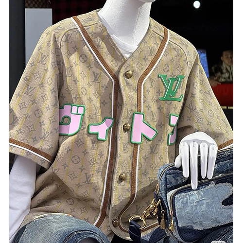 [홍콩명품.LOUIS VUITTON] 루이비통 25SS 로고 모노그램 V넥 데님 반팔 남방 셔츠 (베이지), BM20145, KB, 홍콩명품의류,구매대행,온라인명품