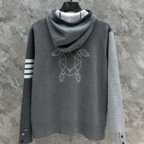 [홍콩명품.THOME BROWNE] 톰브라운 25SS 로고 4바 니트 후드 집업 자켓 (그레이), BM20189, TB1, 홍콩명품의류,구매대행,온라인명품