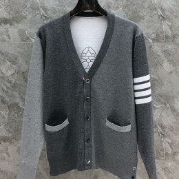 [홍콩명품.THOME BROWNE] 톰브라운 25SS 로고 4바 V넥 니트 가디건 (그레이), BM20203, TB1, 홍콩명품의류,구매대행,온라인명품