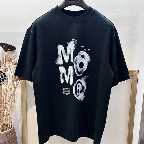 [홍콩명품.Maison Margiela] 메종마르지엘라 25SS 로고 그래픽 프린트 반팔 티셔츠 (2컬러), BM20237, YS, 홍콩명품의류,구매대행,온라인명품