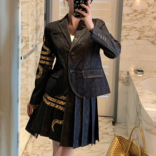 [홍콩명품.THOME BROWNE] 톰브라운 25SS 로고 여성 4바 데님 자켓 + 미니 스커트 상하의 세트, BM20366, TBG, 홍콩명품의류,구매대행,온라인명품