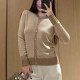 [홍콩명품,FENDI] 펜디 25SS 로고 패턴 여성 라운드넥 니트 가디건 (카라멜), BM20442, 13C, 홍콩명품의류,구매대행,온라인명품