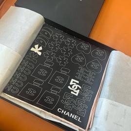 [홍콩명품.CHANEL] 샤넬 25SS 로고 패턴 90-90 실크 스카프 머플러 (블랙), ET2976, JX, 홍콩명품의류,구매대행,온라인명품