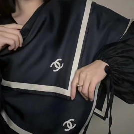 [홍콩명품.CHANEL] 샤넬 25SS 로고 패턴 90-90 실크 스카프 머플러 (블랙), ET2978, JX, 홍콩명품의류,구매대행,온라인명품