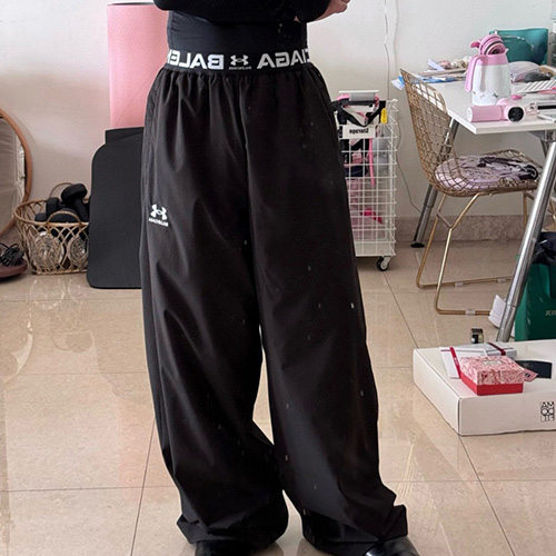 [홍콩명품.BALENCIAGA] 발렌시아가 25SS 로고 언더아머 콜로보 오버핏 조거 팬츠 바지 (블랙), BM20532, JL, 홍콩명품의류,구매대행,온라인명품