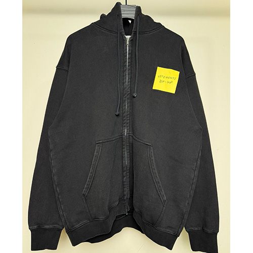 [홍콩명품.VETEMENTS] 베트멍 25SS 로고 포스트잇 후드 집업 자켓 (블랙), BM20649, VT, 홍콩명품의류,구매대행,온라인명품