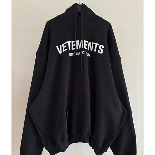 [홍콩명품.VETEMENTS] 베트멍 25SS 로고 프린트 후드 티셔츠 (블랙), BM20652, VT, 홍콩명품의류,구매대행,온라인명품