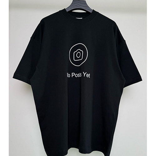 [홍콩명품.VETEMENTS] 베트멍 25SS 로고 그래픽 프린트 반팔 티셔츠 (블랙), BM20655, VT, 홍콩명품의류,구매대행,온라인명품