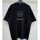 [홍콩명품.VETEMENTS] 베트멍 25SS 로고 그래픽 프린트 반팔 티셔츠 (블랙), BM20655, VT, 홍콩명품의류,구매대행,온라인명품