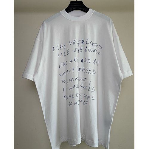 [홍콩명품.VETEMENTS] 베트멍 25SS 로고 그래픽 프린트 반팔 티셔츠 (화이트), BM20666, VT, 홍콩명품의류,구매대행,온라인명품