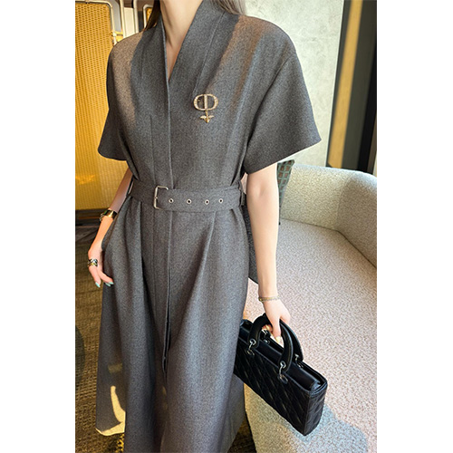 [홍콩명품,Christian Dior] 디올 25SS 로고 브로치 여성 벨티드 반팔 롱 원피스 (다크그레이), BM20799, TBG, 홍콩명품의류,구매대행,온라인명품
