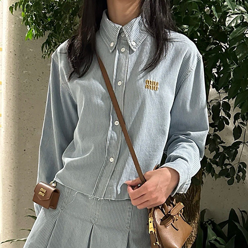 [명품레플리카,MIU MIU] 미우미우 25SS 로고 자수 여성 스트라이프 남방 셔츠 (스카이블루), BM20875, 13C, 홍콩명품의류,구매대행,온라인명품