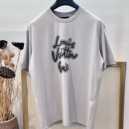[홍콩명품.LOUIS VUITTON] 루이비통 25SS 로고 그래픽 프린트 반팔 티셔츠 (2컬러), BM20974, YS, 홍콩명품의류,구매대행,온라인명품