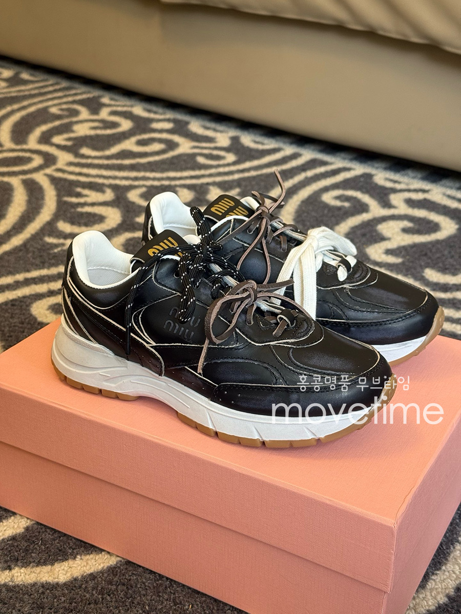 [홍콩명품,MIU MIU] 미우미우 25SS 로고 여성 뉴발란스 콜라보 레더 가죽 스니커즈 운동화 (블랙), SE5295, GHS, 명품스니커즈,운동화,구두,로퍼,하이탑,신발