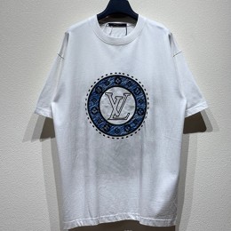 [명품레플리카.LOUIS VUITTON] 루이비통 25SS 로고 그래픽 자수 반팔 티셔츠 (2컬러), BM21190, KB, 홍콩명품의류,구매대행,온라인명품