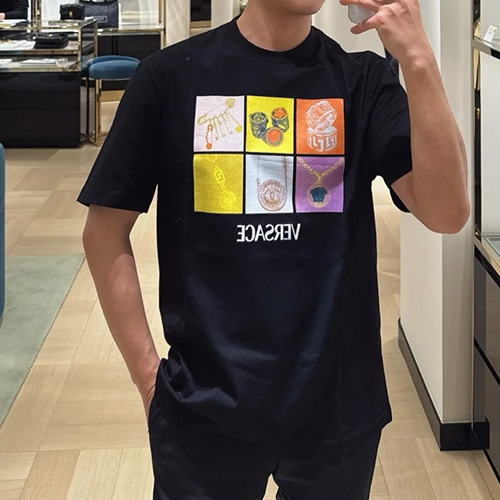[명품레플리카.VERSACE] 베르사체 25SS 로고 그래픽 프린트 반팔 티셔츠 (블랙), BM21194, KB, 홍콩명품의류,구매대행,온라인명품