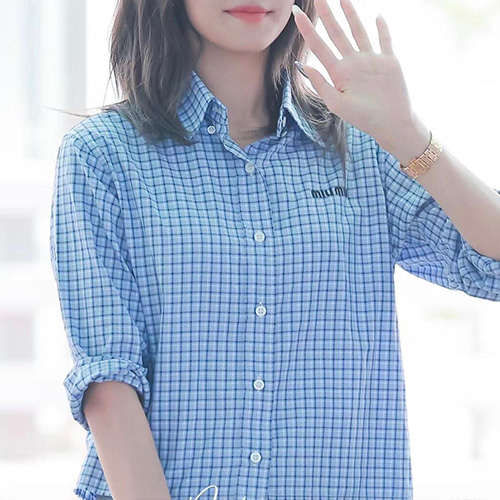 [홍콩명품,MIU MIU] 미우미우 25SS 로고 자수 체크패턴 남방 셔츠 (스카이블루), BM21282, S1F, 명품레플리카,미러급,온라인쇼핑몰사이트
