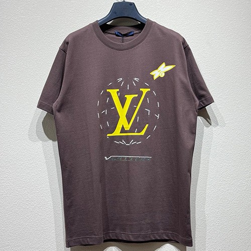 [홍콩명품.LOUIS VUITTON] 루이비통 25SS 로고 그래픽 프린트 반팔 티셔츠 (브라운), BM21299, CR3, 명품레플리카,미러급,온라인쇼핑몰사이트