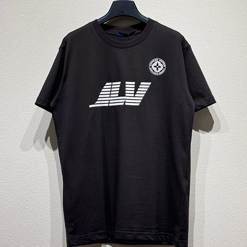 [홍콩명품.LOUIS VUITTON] 루이비통 25SS 로고 그래픽 프린트 반팔 티셔츠 (블랙), BM21300, CR3, 명품레플리카,미러급,온라인쇼핑몰사이트