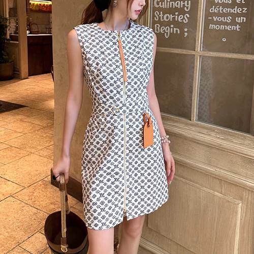 [홍콩명품.LOUIS VUITTON] 루이비통 25SS 로고 여성 모노그램 데님 슬리브리스 원피스 (화이트), BM21342, TBG, 명품레플리카,미러급,온라인쇼핑몰사이트