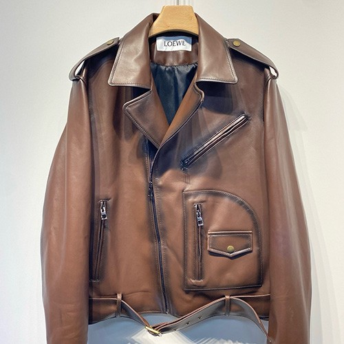 [홍콩명품.LOEWE] 로에베 25SS 로고 레더 가죽 카라 자켓 (브라운), BM21542, JL, 명품레플리카,미러급,온라인쇼핑몰사이트