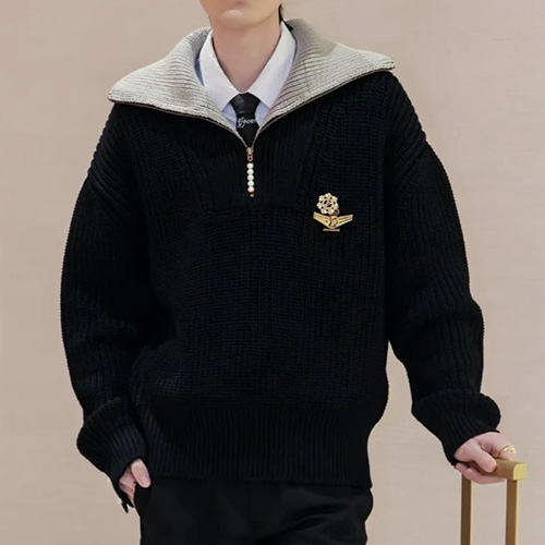 [홍콩명품.LOUIS VUITTON] 루이비통 25SS 로고 뱃지 니트 스웨터 1AHC14 (블랙), BM21677, KK, 레플리카의류,미러급사이트