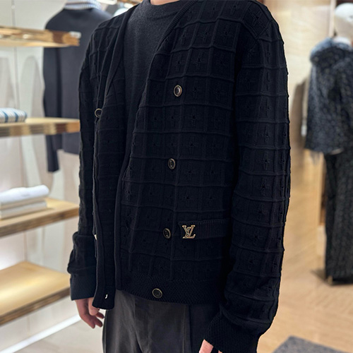 [홍콩명품.LOUIS VUITTON] 루이비통 25SS 로고 뱃지 V넥 니트 가디건 1AHVNK (블랙), BM21681, KK, 레플리카의류,미러급사이트