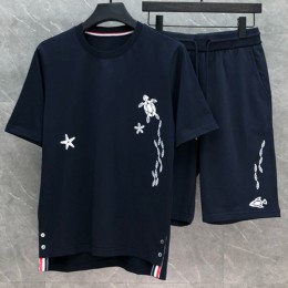 [홍콩명품.THOME BROWNE] 톰브라운 25SS 로고 그래픽 반팔 티셔츠 + 쇼츠 반바지 상하의 세트 (2컬러), BM21717, TB1, 레플리카의류,미러급사이트