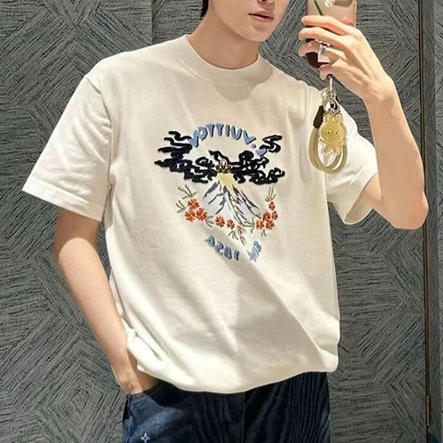 [홍콩명품.LOUIS VUITTON] 루이비통 25SS 로고 그래픽 니트 반팔 티셔츠 (화이트), BM21908, KB, 레플리카의류,미러급사이트