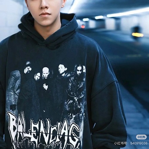 [홍콩명품.BALENCIAGA] 발렌시아가 25SS 로고 그래픽 프린트 후드 티셔츠 (블랙), BM22352, KK, 레플리카의류,미러급사이트