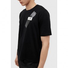 [홍콩명품.Maison Margiela] 메종마르지엘라 25SS 로고 테이핑 반팔 티셔츠 (블랙), BM22393, YS, 레플리카의류,미러급사이트