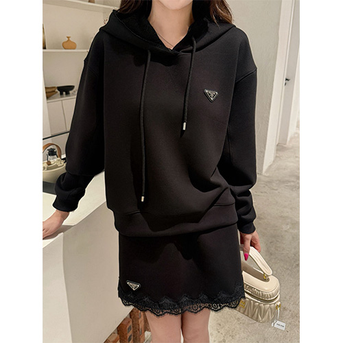 [홍콩명품,PRADA] 프라다 25SS 삼각로고 후드 티셔츠 + 미니 스커트 상하의 세트 (2컬러), BM22504, MC, 레플리카의류,미러급사이트