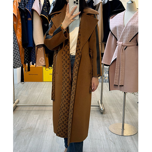 [홍콩명품.LOUIS VUITTON] 루이비통 25SS 로고 여성 모노그램 롱 코트 자켓 (브라운), BM22854, TOM, 레플리카의류,미러급사이트