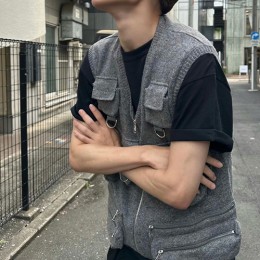 [홍콩명품,PRADA] 프라다 25SS 로고 V넥 캐시미어 조끼 베스트 (그레이), BM23332, KB, 레플리카의류,미러급사이트