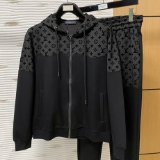 [홍콩명품.LOUIS VUITTON] 루이비통 25SS 로고 모노그램 트레이닝 후드 집업 자켓 + 조거 팬츠 바지 상하의 세트 (블랙), BM23373, G5, 레플리카의류,미러급사이트