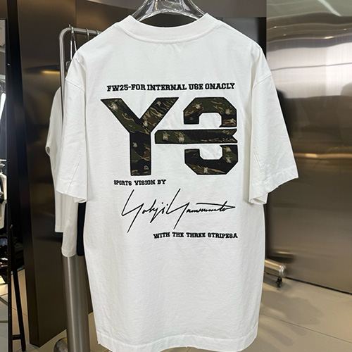 [홍콩명품.Y3] 요지야마모토 25SS 로고 그래픽 자수 반팔 티셔츠 (화이트), BM23379, G5, 레플리카의류,미러급사이트