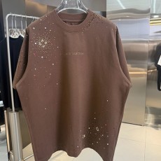 [홍콩명품.LOUIS VUITTON] 루이비통 25SS 로고 주얼리 장식 반팔 티셔츠 (브라운), BM23380, G5, 레플리카의류,미러급사이트