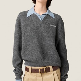 [홍콩명품,MIU MIU] 미우미우 25SS 로고 2톤 카라 셔츠 니트 스웨터 (그레이), BM23405, JL, 레플리카의류,미러급사이트