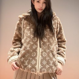 [홍콩명품.LOUIS VUITTON] 루이비통 25SS 로고 여성 모노그램 플리스 후드 바람막이 자켓 1AIP50 (카라멜), BM23465, MC, 레플리카의류,미러급사이트