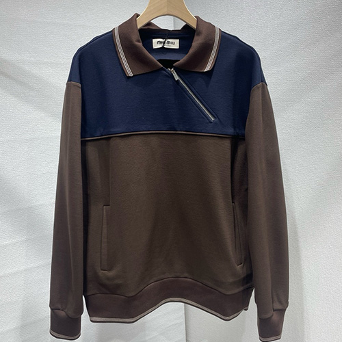[홍콩명품,MIU MIU] 미우미우 25SS 로고 하프지퍼 카라 맨투맨 티셔츠 (네이비-브라운), BM23577, JL, 레플리카의류,미러급사이트